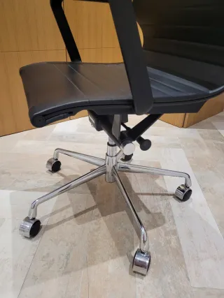 Silla de oficina negra cuero y metal