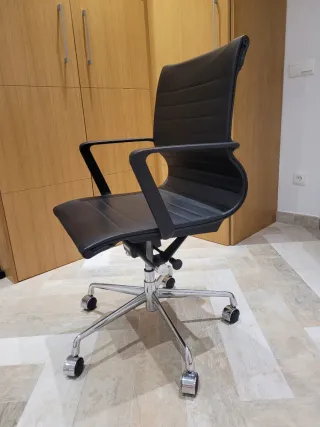 Silla de oficina negra cuero y metal