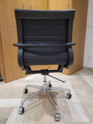 Silla de oficina negra cuero y metal