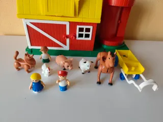 Granero vintage años 80 con figuras.