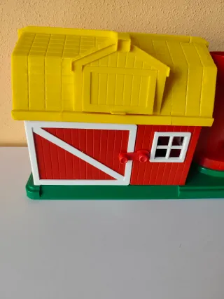 Granero vintage años 80 con figuras.