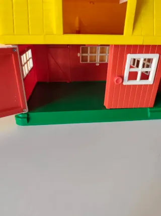 Granero vintage años 80 con figuras.