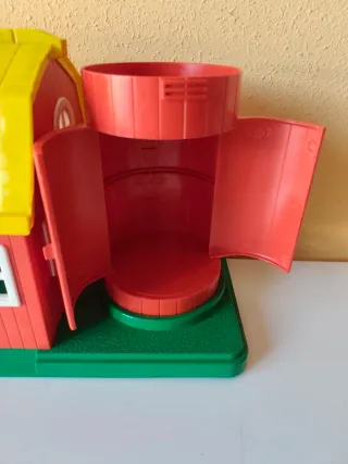 Granero vintage años 80 con figuras.