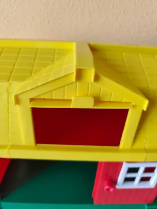 Granero vintage años 80 con figuras.