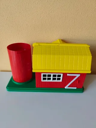 Granero vintage años 80 con figuras.