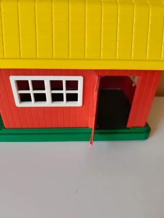 Granero vintage años 80 con figuras.