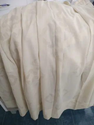 Cortina de baño de tela beige y blanca la cortna.