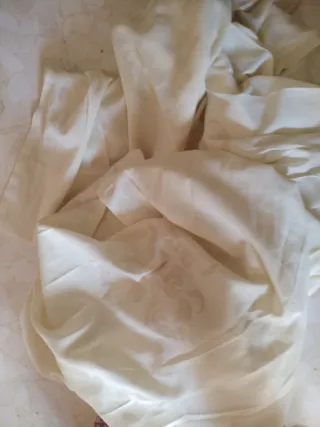 Cortina de baño de tela beige y blanca la cortna.