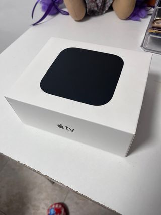 Apple TV con accesorios