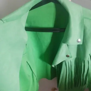 Chaqueta verde con flecos
