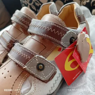 Sandalias niño beige y marrón