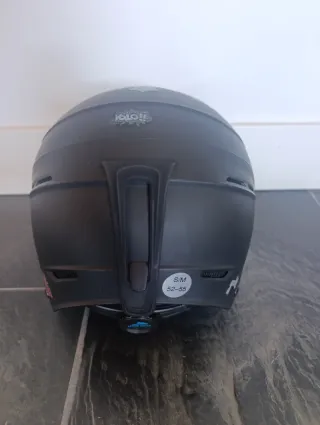 Casco de esquí negro con pegatinas