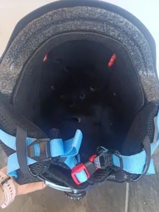 Casco de esquí negro con pegatinas