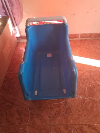 Camión de Juguete Rojo, Azul y Amarillo