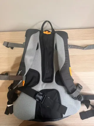 Mochila Quechua Negra y Naranja