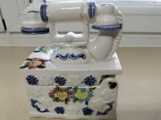 Joyero de porcelana con teléfono antiguo