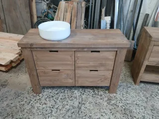 Mueble de lavabo de madera con lavabo