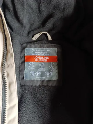 Chaqueta beige con capucha y pelo