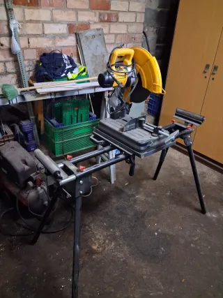 Ingletadora DeWalt con soporte y rodillos