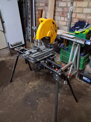 Ingletadora DeWalt con soporte y rodillos