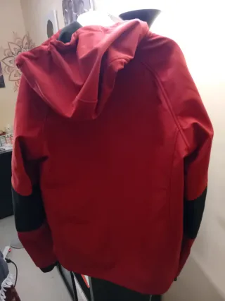 Chaqueta deportiva negra y roja