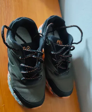 Zapatillas deportivas verdes y naranjas