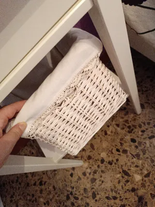 Mesitas de noche de madera y cesta de mimbre