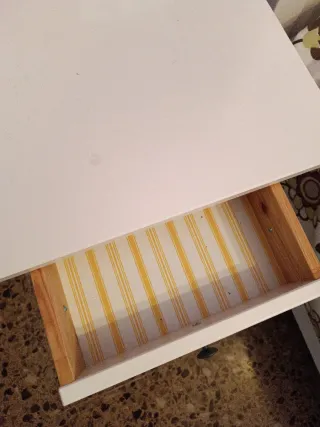 Mesitas de noche de madera y cesta de mimbre