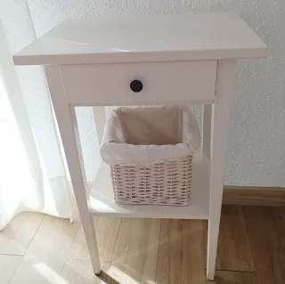 Mesitas de noche de madera y cesta de mimbre