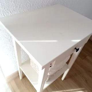 Mesitas de noche de madera y cesta de mimbre