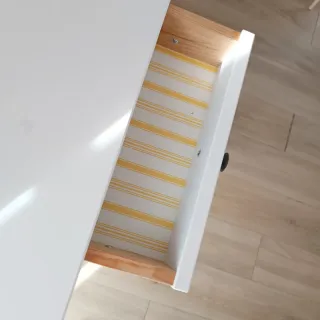 Mesitas de noche de madera y cesta de mimbre