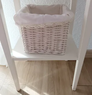 Mesitas de noche de madera y cesta de mimbre