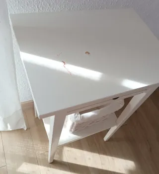 Mesitas de noche de madera y cesta de mimbre