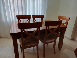 Mesa de comedor de madera