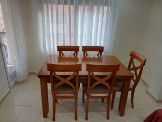 Mesa de comedor de madera
