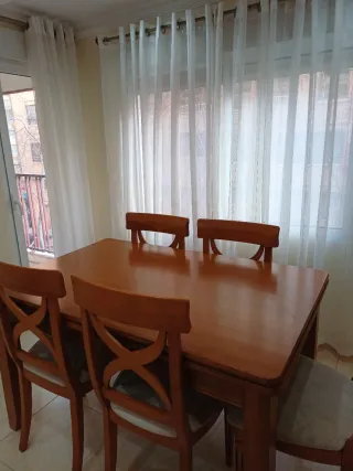 Mesa de comedor de madera