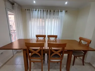 Mesa de comedor de madera