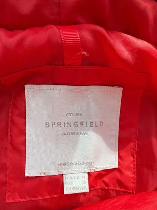 Abrigo acolchado rojo con capucha