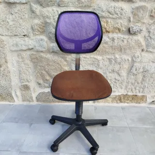 Silla de oficina con ruedas violeta y marrón