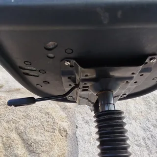 Silla de oficina con ruedas violeta y marrón