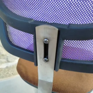 Silla de oficina con ruedas violeta y marrón