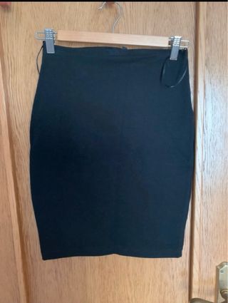 3 minifaldas: 2 negras y 1 rayas