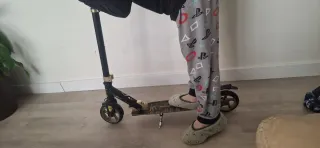 Patinete negro y otro verde