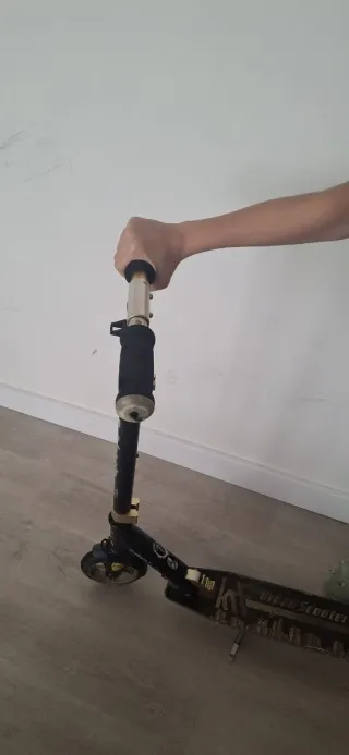 Patinete negro y otro verde