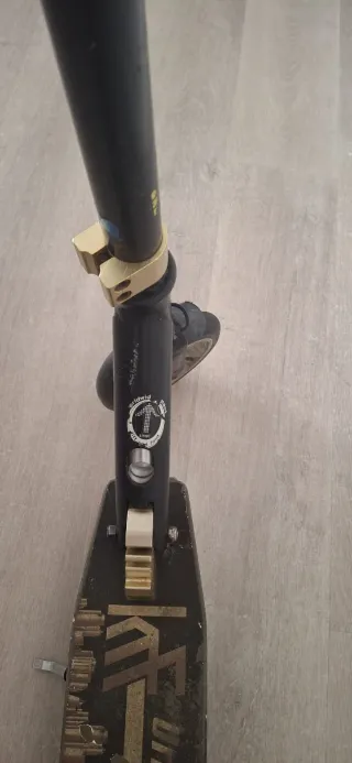 Patinete negro y otro verde