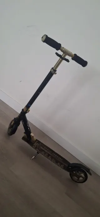 Patinete negro y otro verde