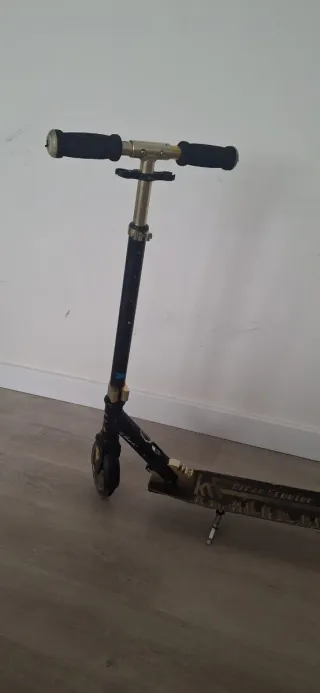 Patinete negro y otro verde