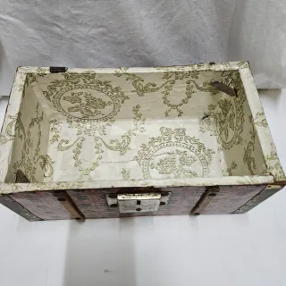 Baulcito antiguo metal y madera necesita restaurar