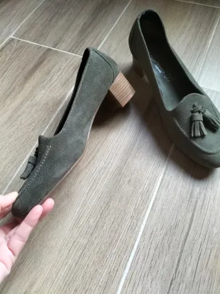 Zapatos de tacón verde caza