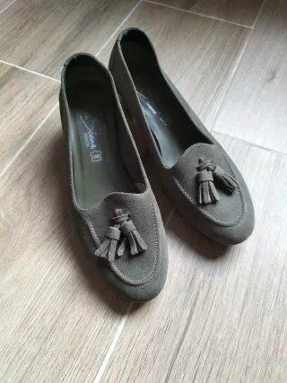 Zapatos de tacón verde caza